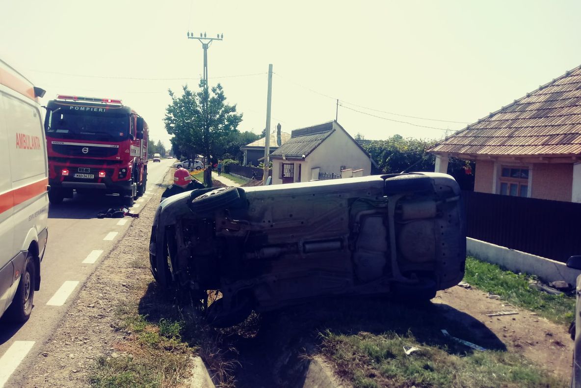 Mașină răsturnată după un accident, cu victime, la Cordun (FOTO)