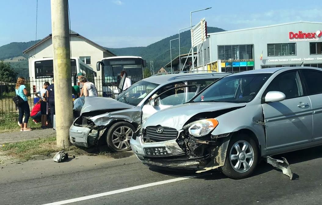Accident în Piatra-Neamț, cu două victime, produs de o tânără șoferiță (FOTO)