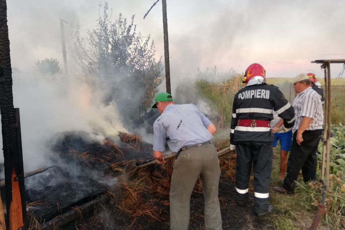 S-au jucat cu focul și au incendiat o fânărie (FOTO)