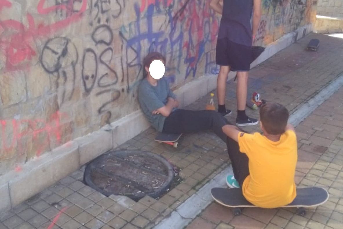 Părinți, amendați de Poliția Locală. Copii făceau grafitti pe zidurile Curții Domnești (FOTO)