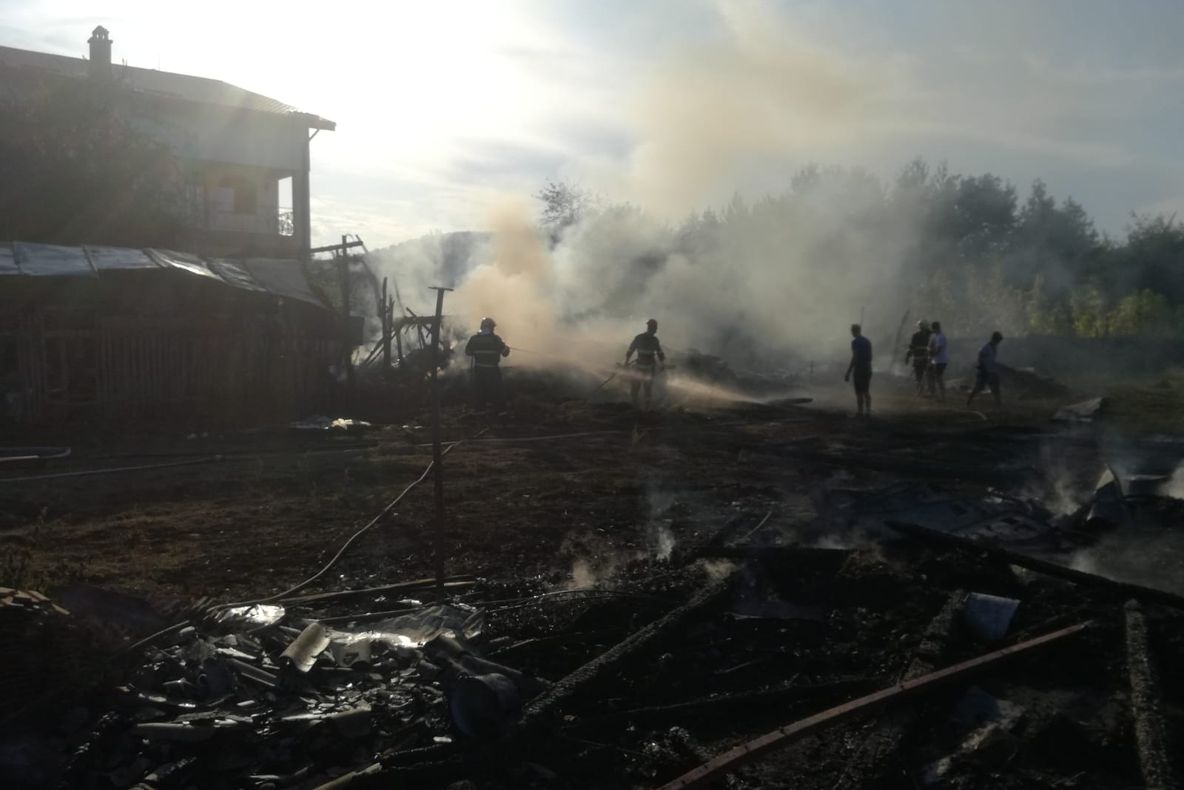 Trei gospodării afectate de un incendiu la Borlești (FOTO)
