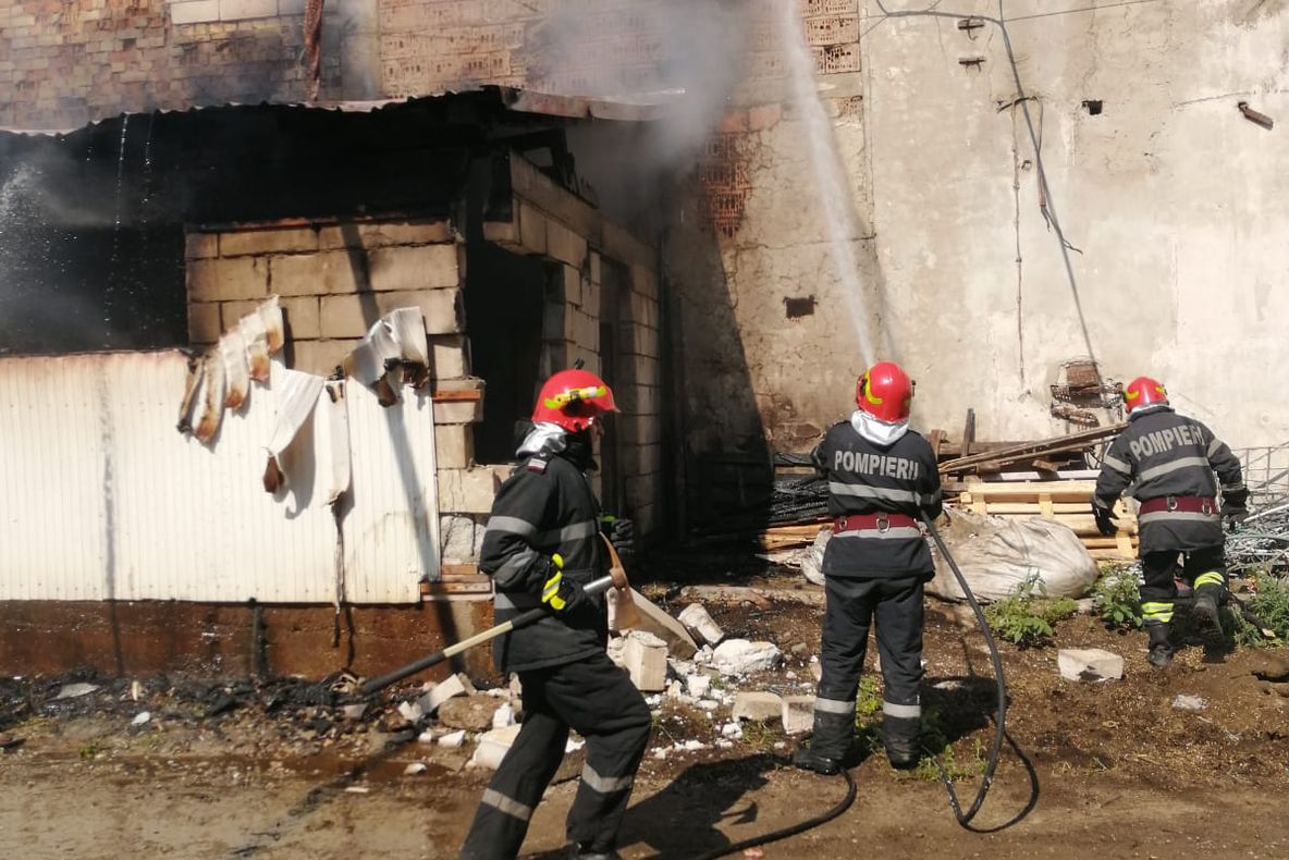 Fumatul în locuri nepermise, cauza incendiului de pe platforma industrială (FOTO)
