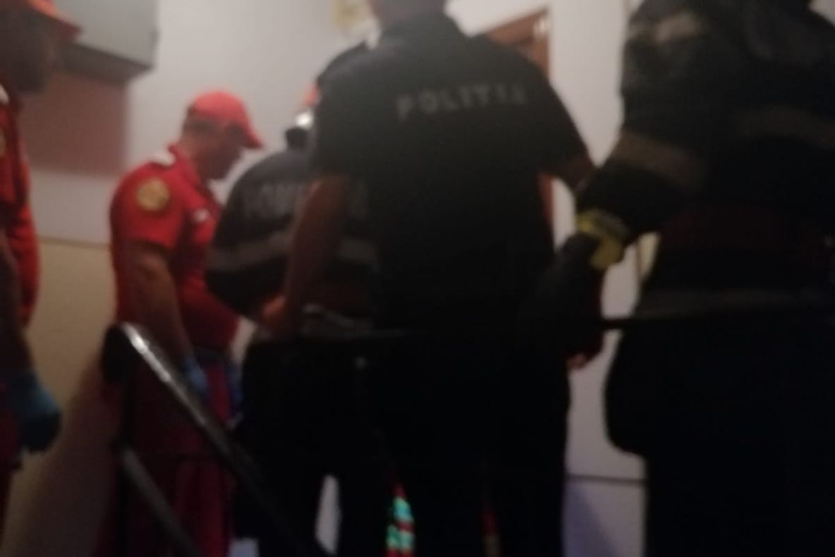 Persoane blocate în apartamente, salvate de pompieri