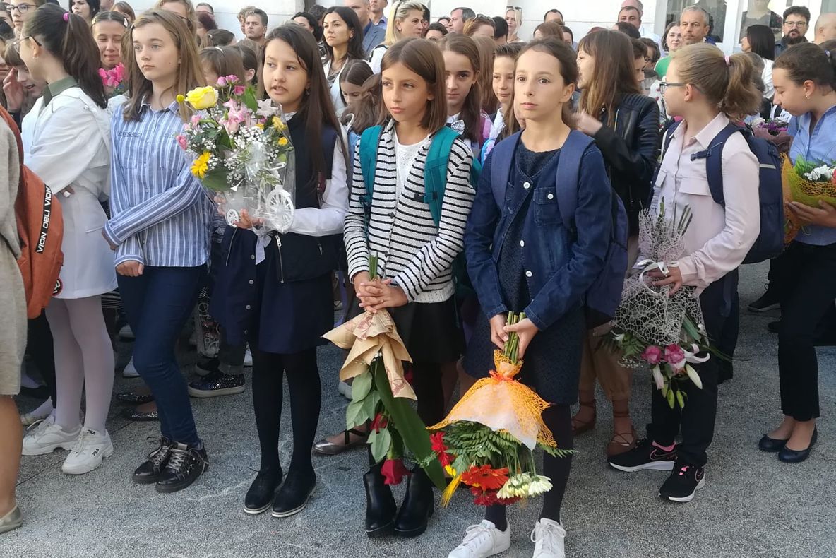 73 736 de elevi din Neamț au început școala