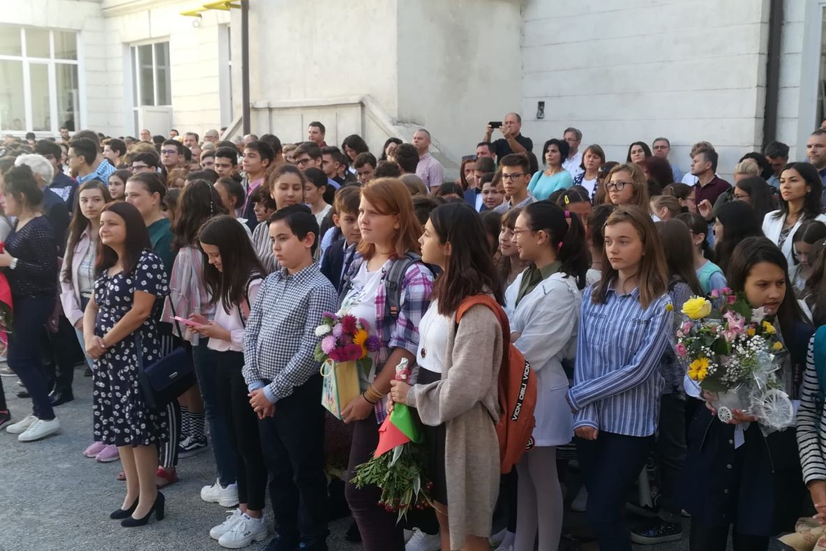 Prima zi de școală, emoții, zâmbete și flori (FOTO)