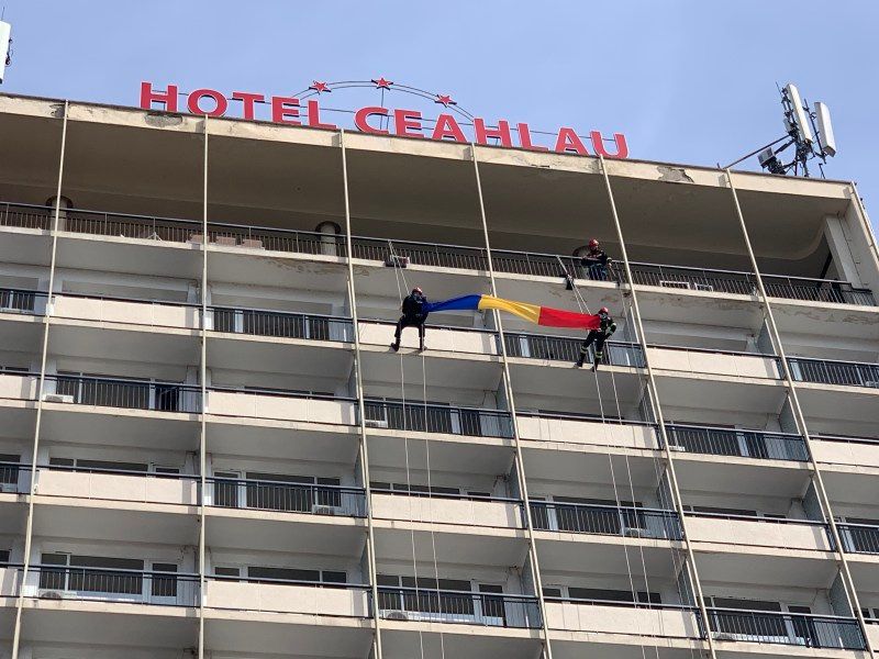Exercițiu de salvare de la înălțime şi alte demonstraţii spectaculoase de Ziua Pompierilor (FOTO)