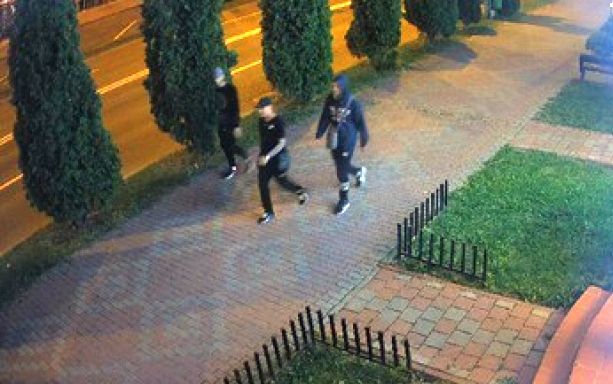 Trei tâlhari, căutați de polițiști (FOTO)