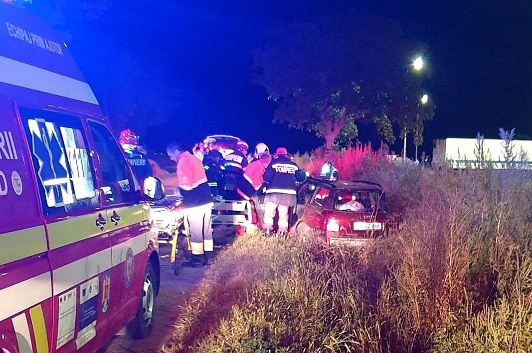 Accident cu victime, azi-noapte. Patru tineri au ajuns la spital (FOTO)