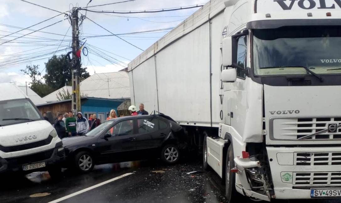 Trei victime după un impact între un TIR, un microbuz și 2 autoturisme (FOTO)