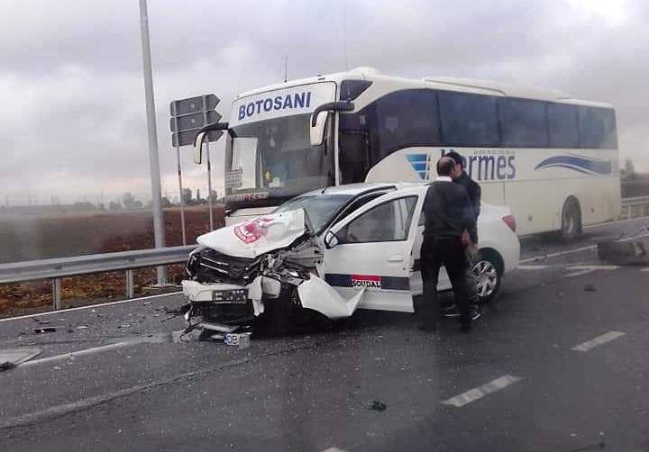 Două victime după un impact între un autocar și două autoturisme (FOTO)