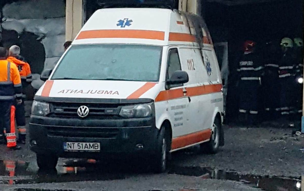 Trei ambulanțe afectate de un incendiu la Târgu-Neamț (FOTO)