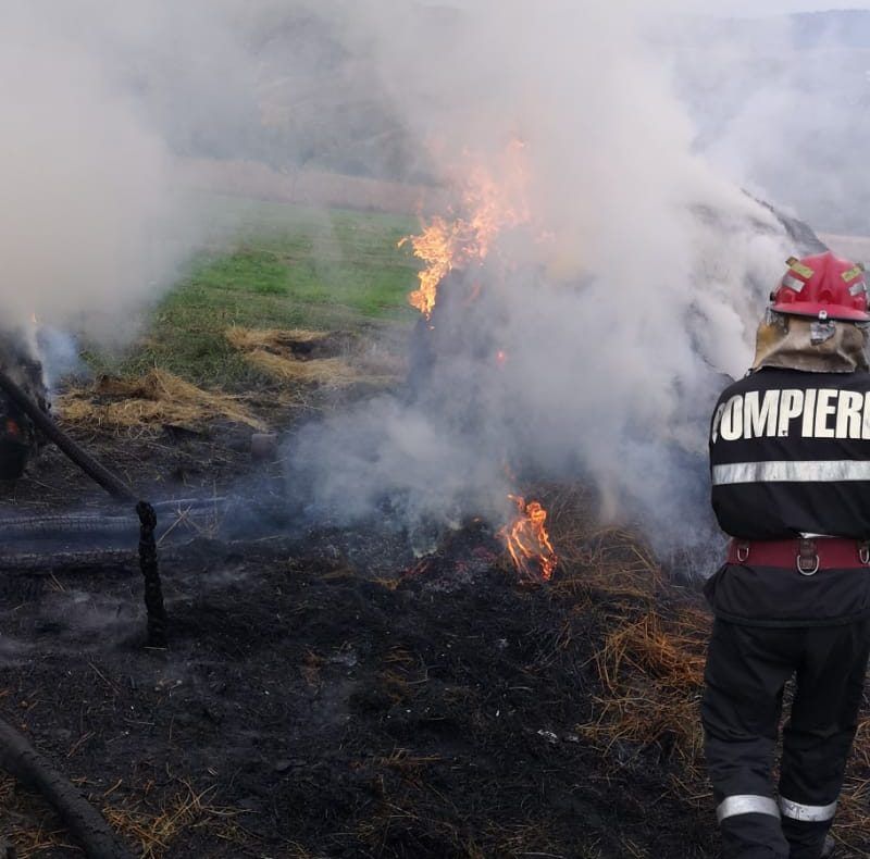 Au dat foc la căpițele de fân din joacă
