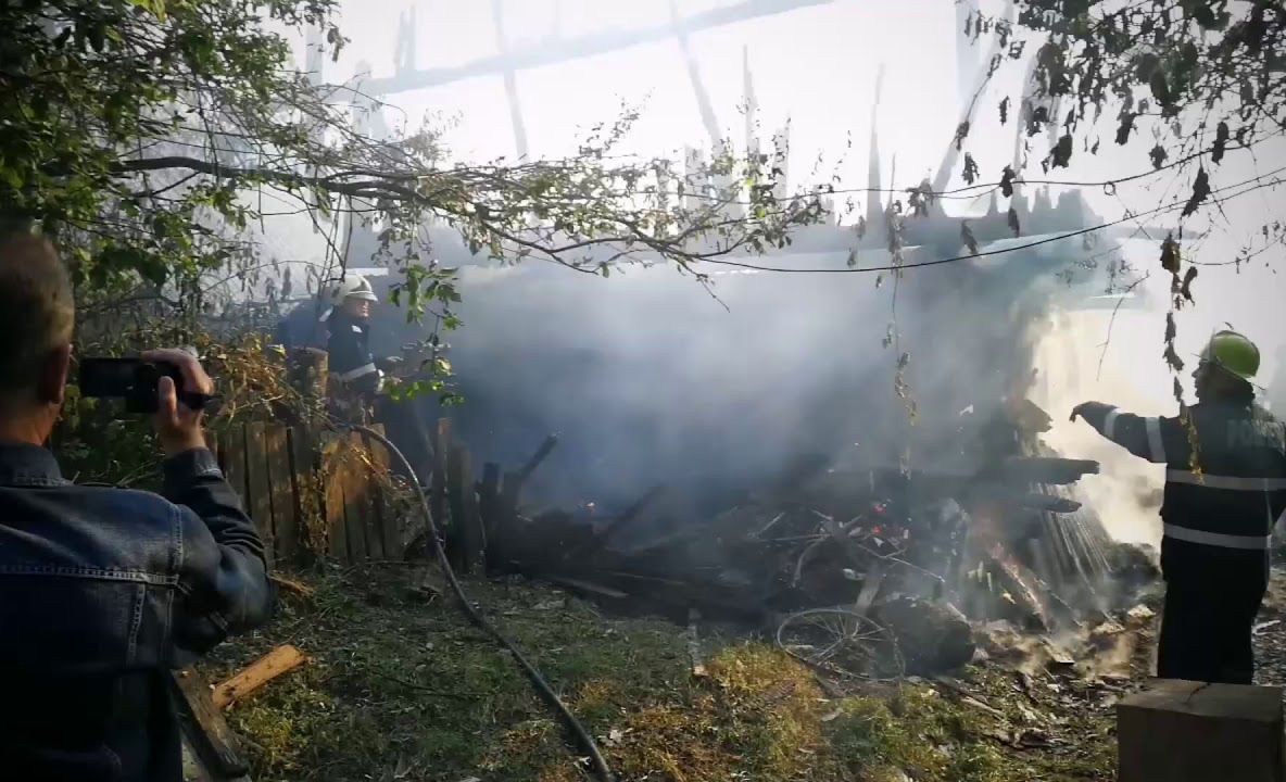 Incendiu la trei case și 2 anexe. Două persoane au avut nevoie de îngrijiri medicale (FOTO-VIDEO)