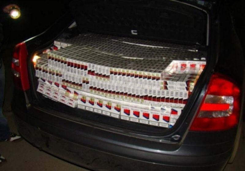 După gratii și cu mașina confiscată pentru 3. 000 de pachete netimbrate cu țigări