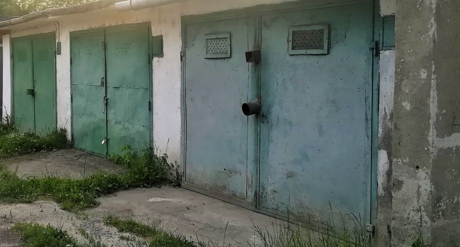 Proprietarii garajelor construite ilegal în Roman, notificați să le demoleze