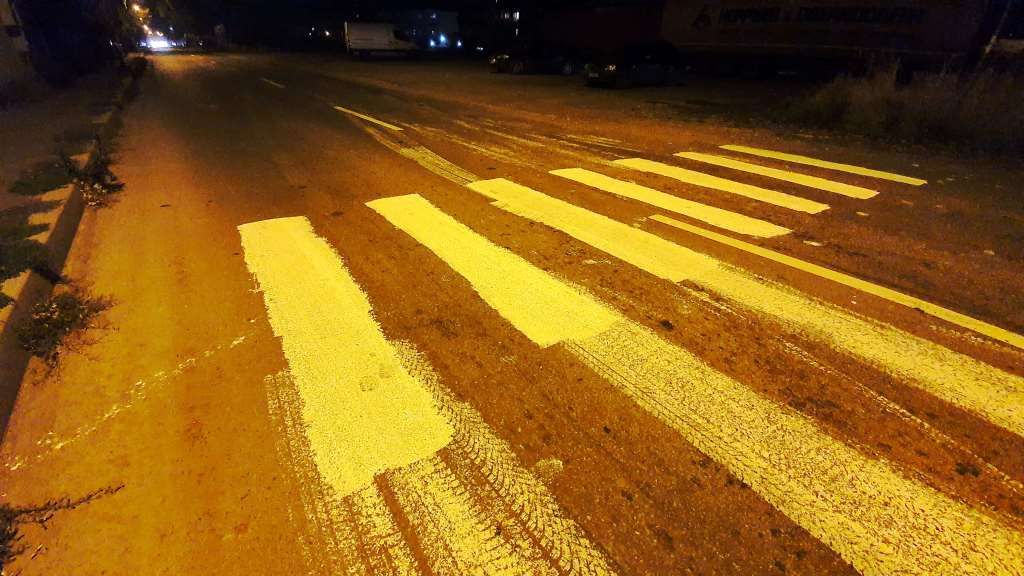 Trei bărbați, cercetați după ce și-au făcut singuri o trecere pentru pietoni (FOTO)