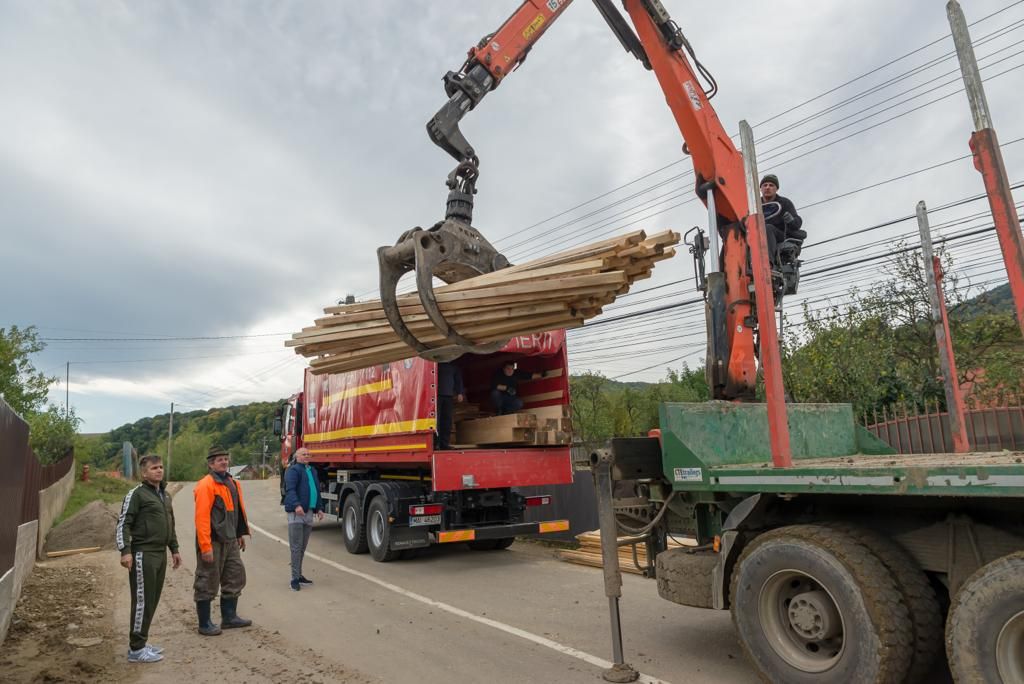 Prefectul de Neamț a distribuit materiale de construcții sinistraților din Văleni (FOTO)