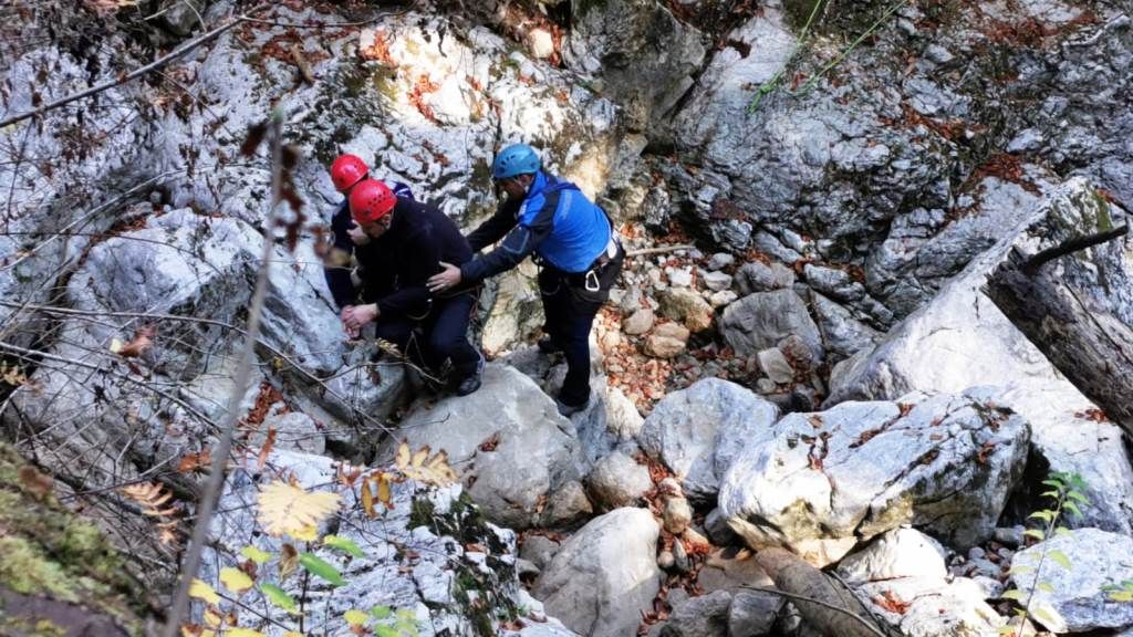 Exercițiu! - Turiști coborâți de pe stânci de jandarmi (FOTO)