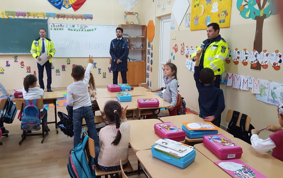 Ziua Mondială a Educației, marcată de polițiști (FOTO)