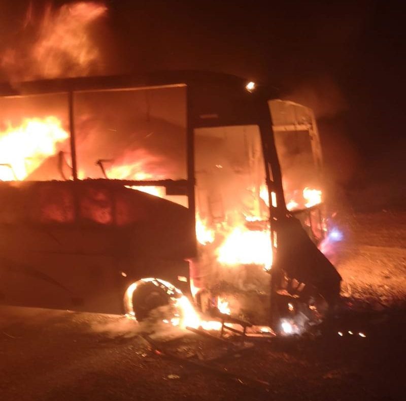 Autobuz în flăcări (FOTO)