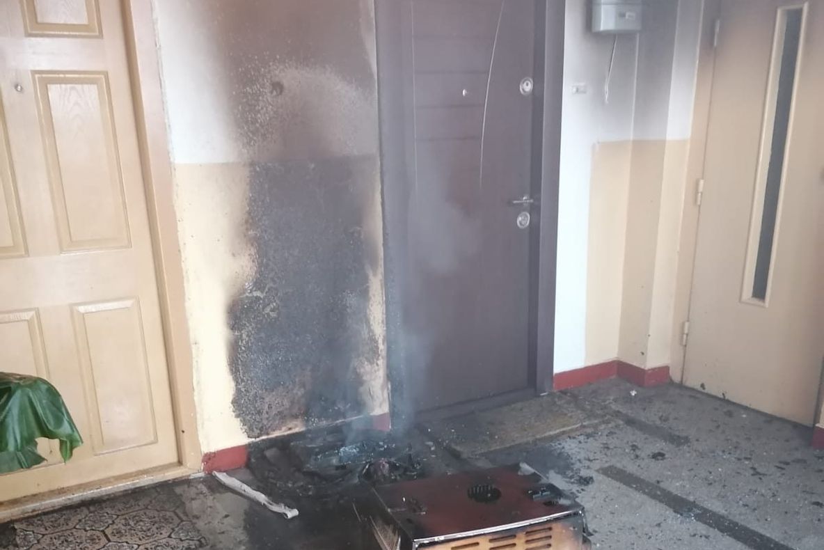 Două femei au urcat pe acoperișul unui bloc de spaima unui incendiu