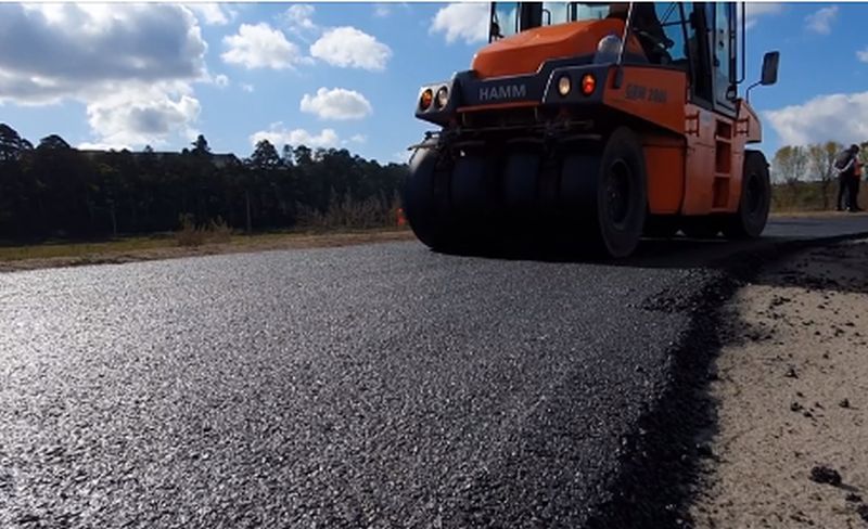 Drumul care leagă comuna Bodești de Petricani a intrat, de ieri, în reparații