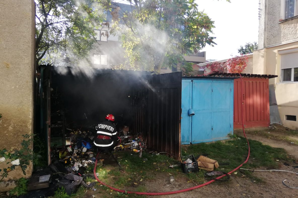 A sudat și a dat foc la garaj