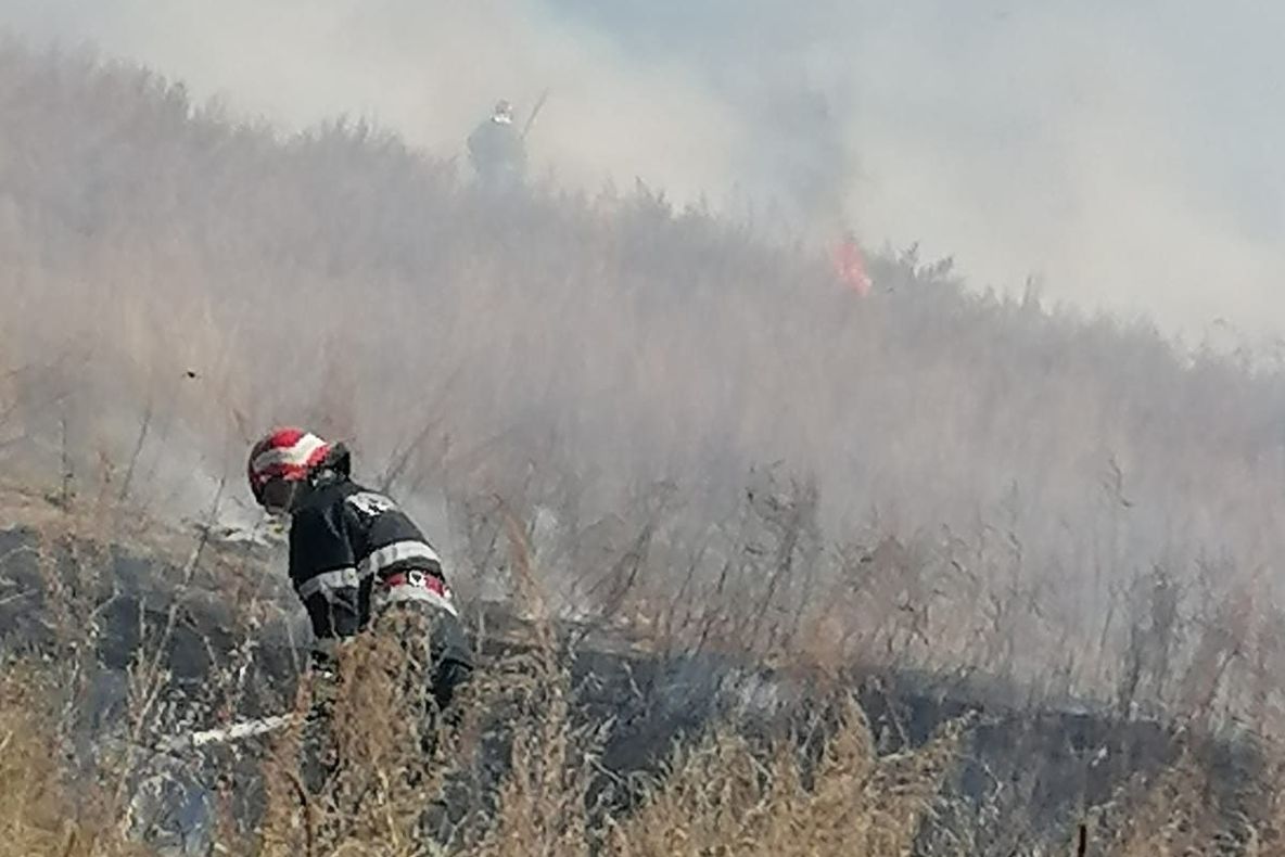 Sezonul incendiilor de vegetație uscată. Recomandările pompierilor