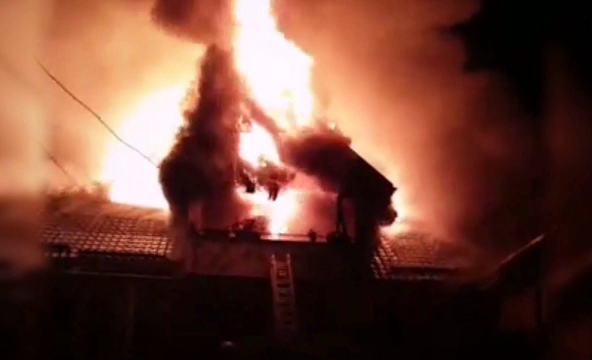 Gospodărie făcută scrum. Aproximativ opt ore de luptă cu flăcările (VIDEO)