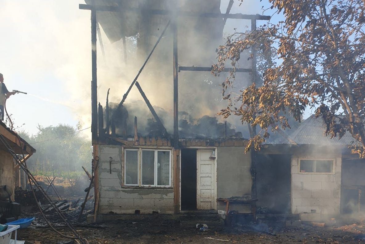 O scânteie a aprins căpițele de fân (FOTO)