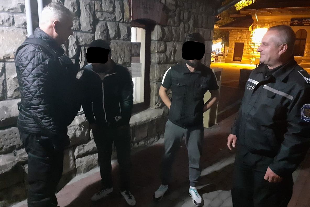 Găsiți în scara unui bloc din Piatra-Neamț după ce au furat din din sala de așteptare a gării
