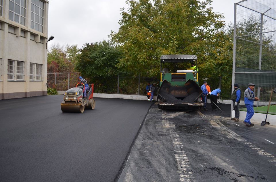 Se asfaltează terenurile de sport ale școlilor din Roman