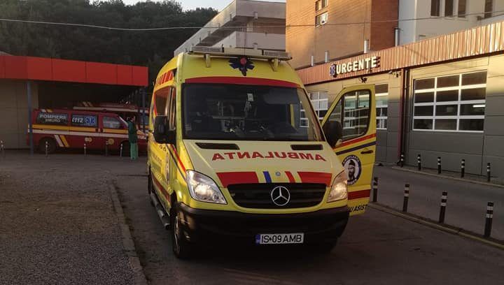 Bebeluș opărit cu cafea și femeie cu plagă tăiată, transportați la spitale în Iași