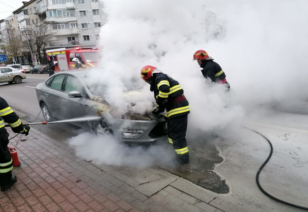 O mașină a luat foc în Piatra-Neamț