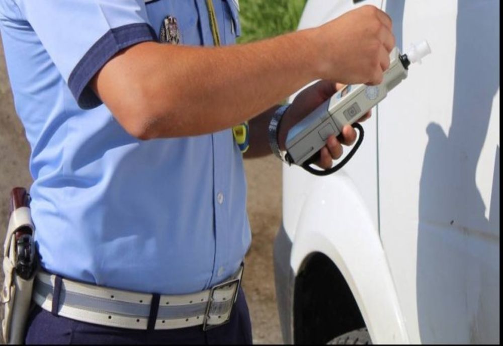 Prins la volanul unei autoutilitare și beat și fără permis