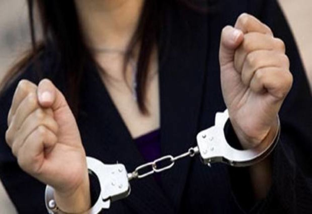 Botoșăneancă condamnată pentru furturi din automatele de cafea, prinsă de polițiștii nemțeni