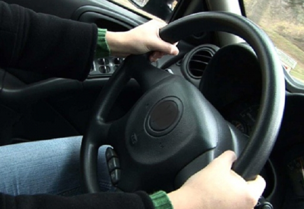 Două dosare penale după ce un minor a fost prins la volan