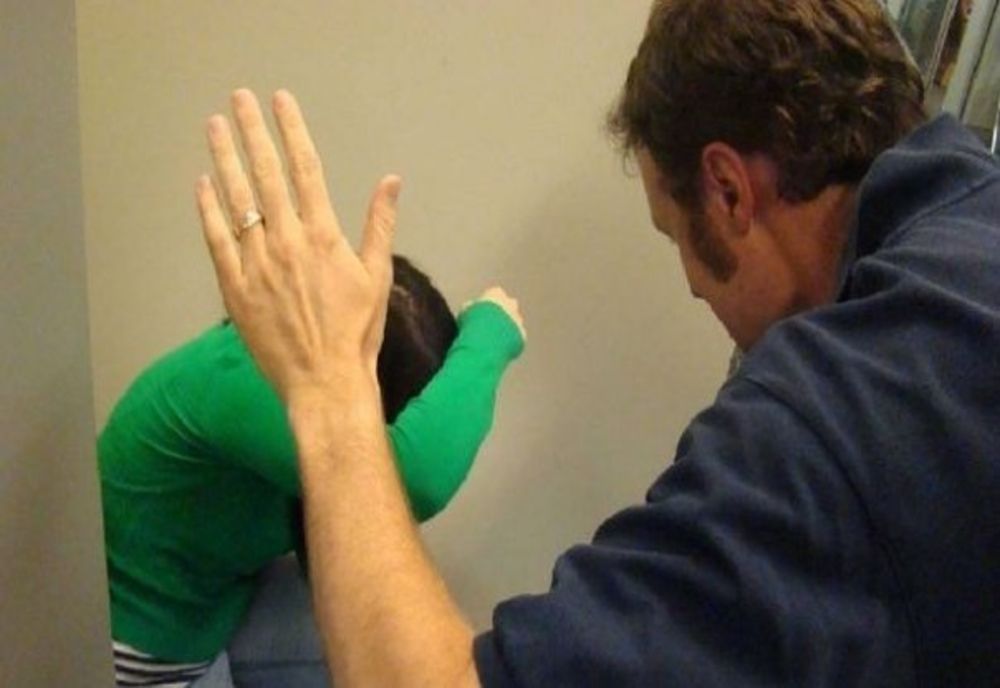 Și-a bătut și amenințat propria mamă