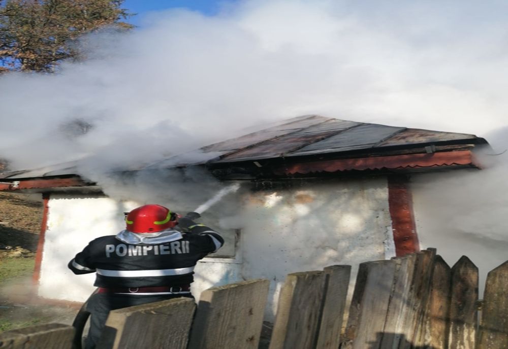 Incendiu în Piatra-Neamț. O femeie a suferit atac de panică, iar un bărbat, arsuri la piciorul drept
