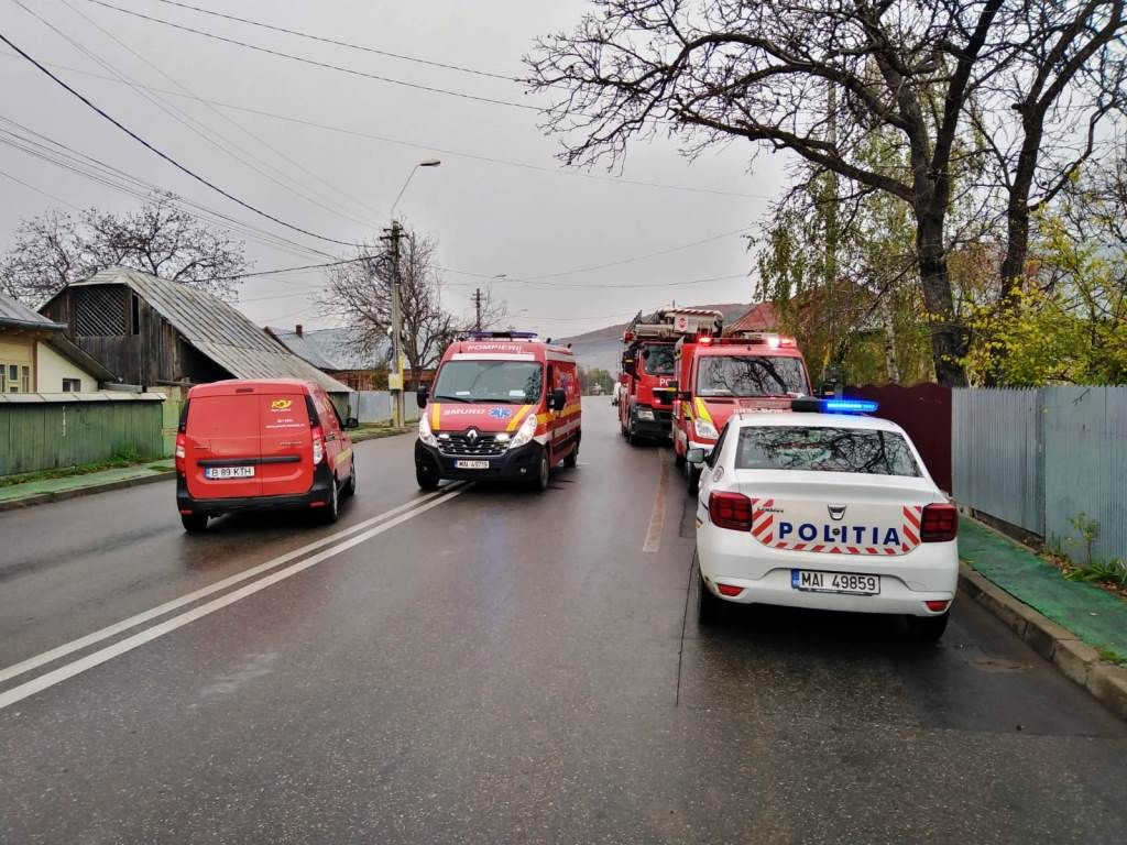 O femeie s-a urcat pe casă și a amenințat că se aruncă (FOTO)