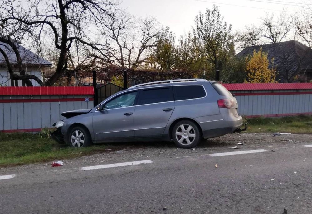 O femeie la spital după ce un tânăr a depășit fără să se asigure (FOTO)