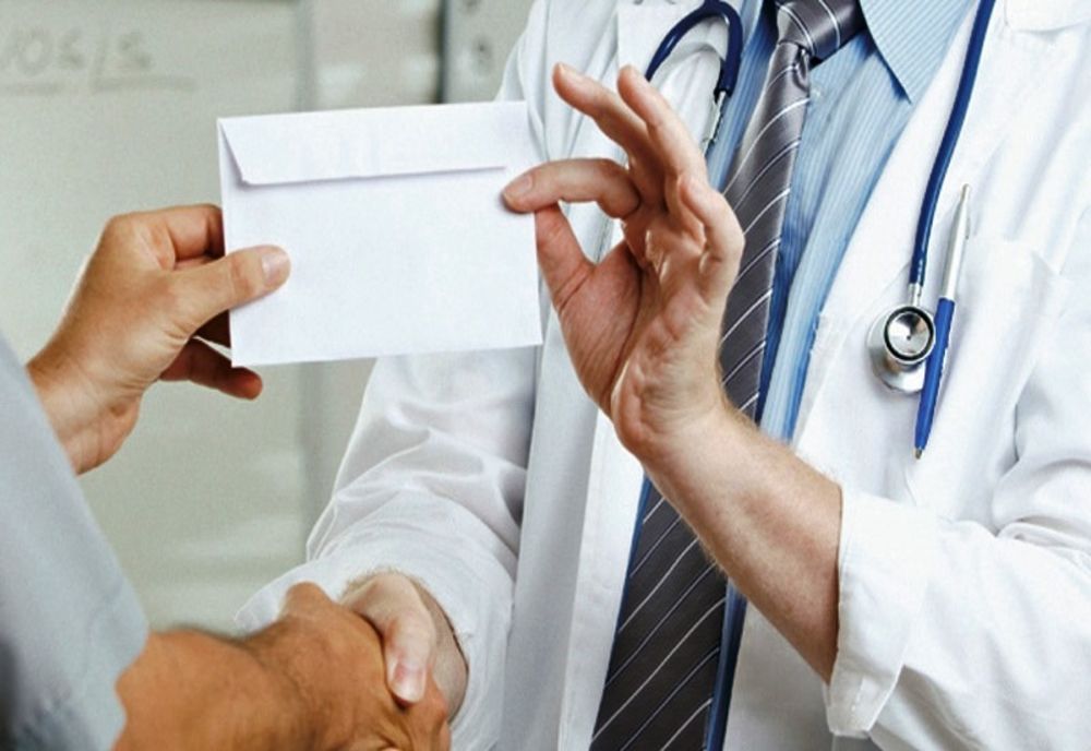 Dosar clasat în cazul medicului prins în flagrant când lua mită