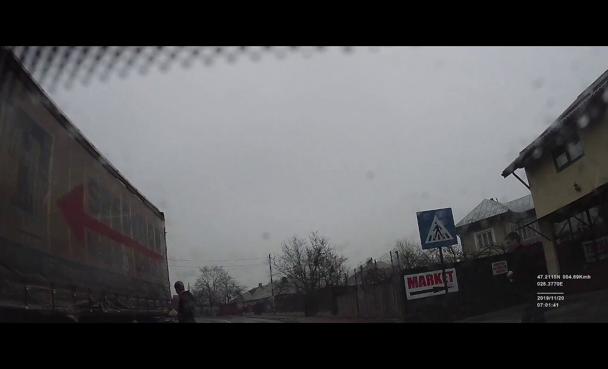 Trei tineri, la un pas să fie spulberați, pe trecere, de un TIR (VIDEO)