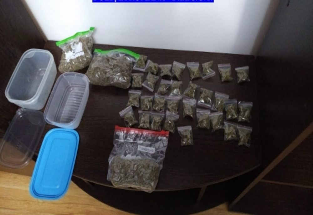 Flagrant și percheziții în Neamț. Trei bărbați și o femeie, arestați preventiv