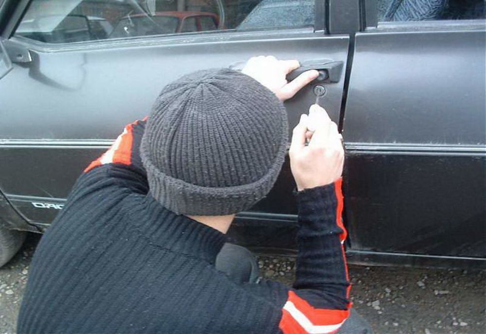 Trei minori, reținuți de polițiști după ce au furat două mașini în două zile