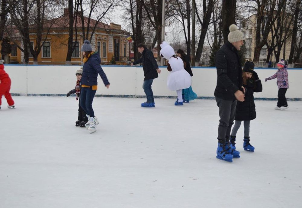 Astăzi, la ora 18:00 se deschide patinoarul din Roman