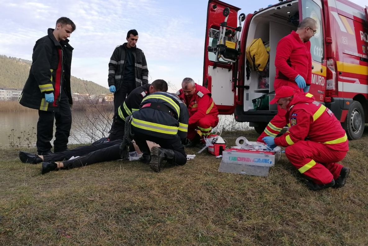 Bărbat, salvat de pompieri din râul Bistrița (FOTO)