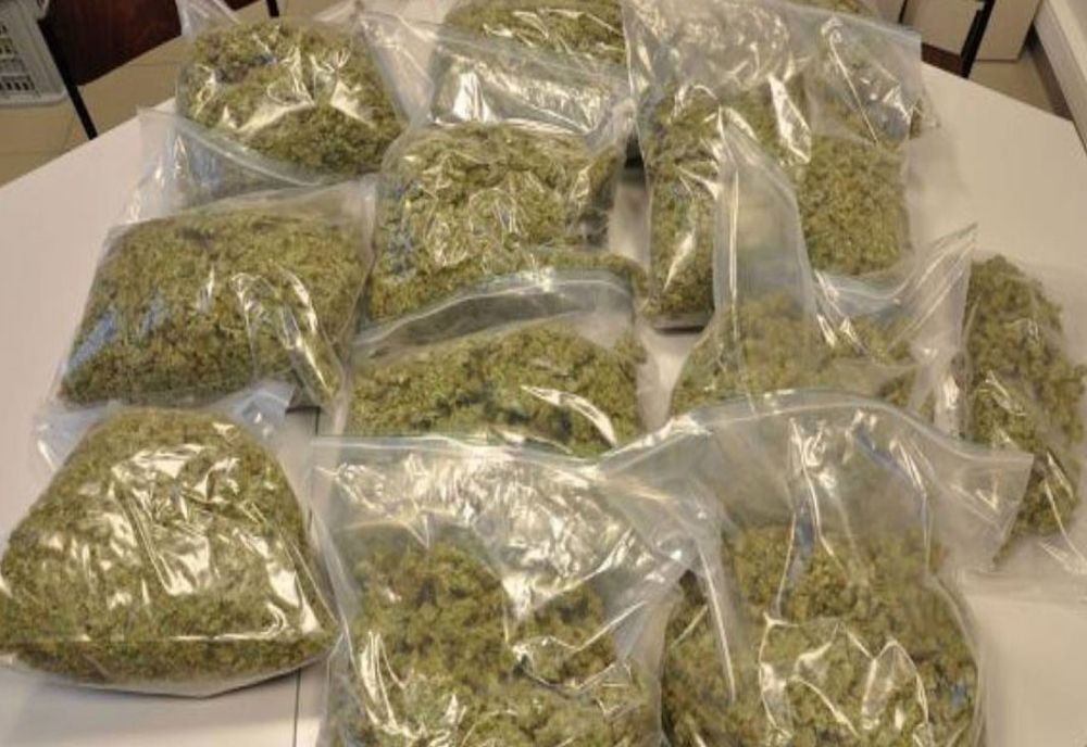 Perchezițiile și acțiunile de prindere în flagrant a traficanților de droguri continuă în Neamț