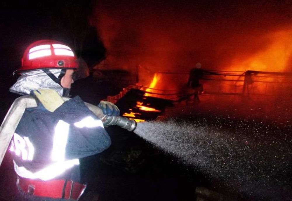 Incendiu în Piatra-Neamț, pornit de la o lumânare. Proprietara, ușor intoxicată cu fum. Locatarii blocului s-au autoevacuat