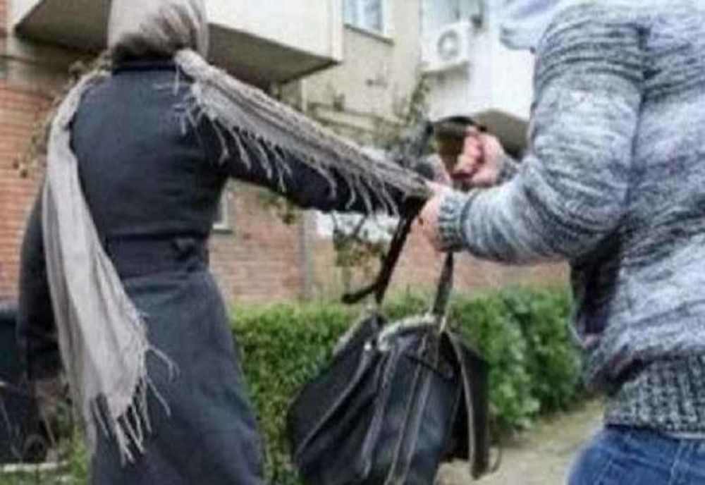 Femeie din Piatra-Neamț, tâlhărită pe o stradă din oraș! Agresorii i-au smuls geanta în care aflau documentele personale și 260 de lei 
